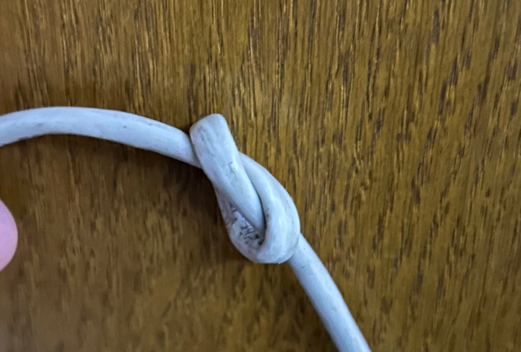 Weißes Netzwerkkabel mit Knoten