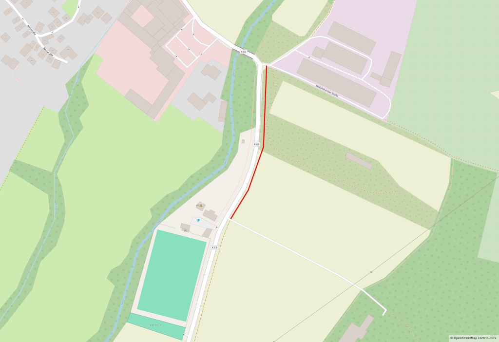 OpenStreetMap-Karte der im vorherigen Abschnitt beschriebenen Situation. Neuer Weg in Rot eingezeichnet.