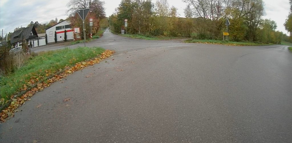 Blick auf die Kreuzung, an der der neue Radweg endet, blick aus Richtung Stadt. Die Radweg-Schilder sind nicht sichtbar.