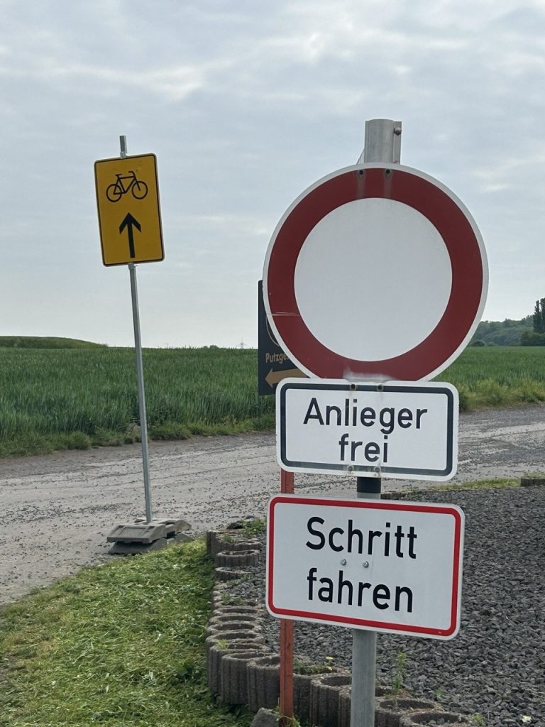 Schild "Durchfahrt verboten, Anlieger frei" mit Schild "Umleitung Radverkehr geradeaus"