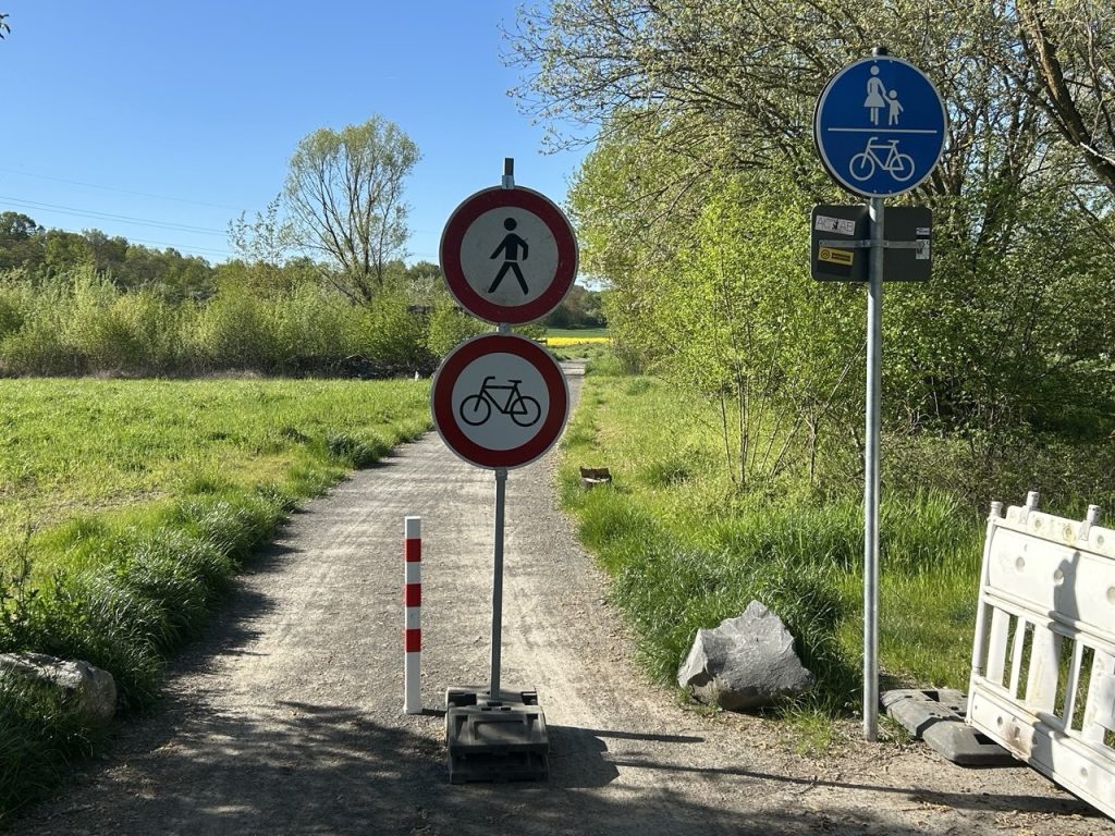 Weg mit Schildern "Gemeinsamer Geh- und Radweg" kombiniert mit "Verbot für Fußgänger" und "Verbot für Radverkehr"